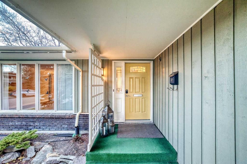 255 Parkwood Close SE, Calgary — photo 4 of 37