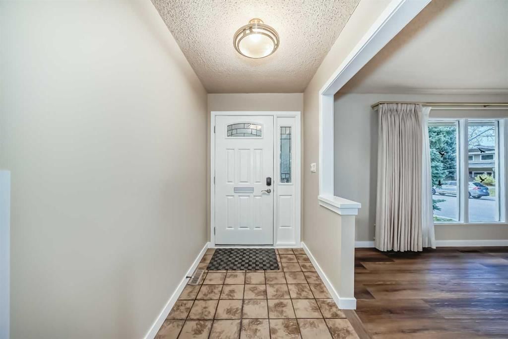 255 Parkwood Close SE, Calgary — photo 5 of 37