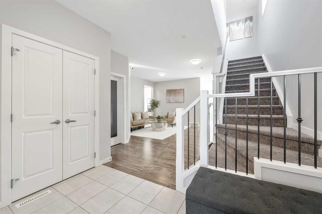 240 Lucas Crescent NW, Calgary — photo 2 of 48