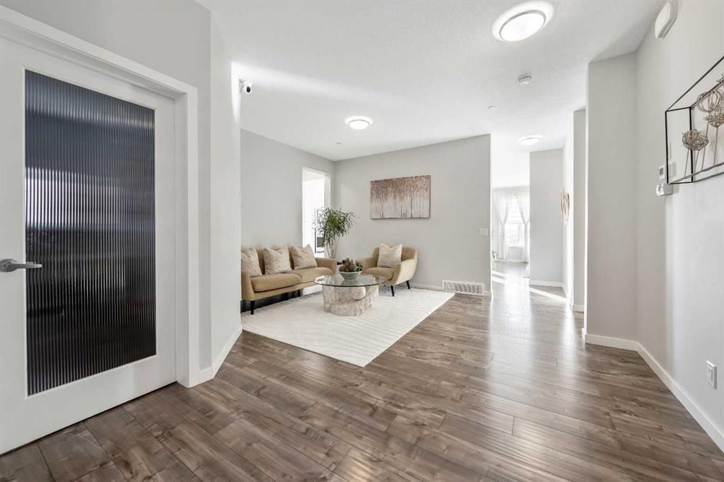 240 Lucas Crescent NW, Calgary — photo 3 of 48