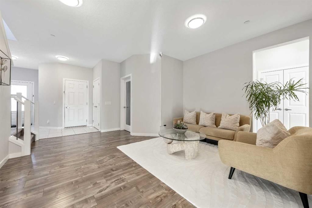 240 Lucas Crescent NW, Calgary — photo 4 of 48