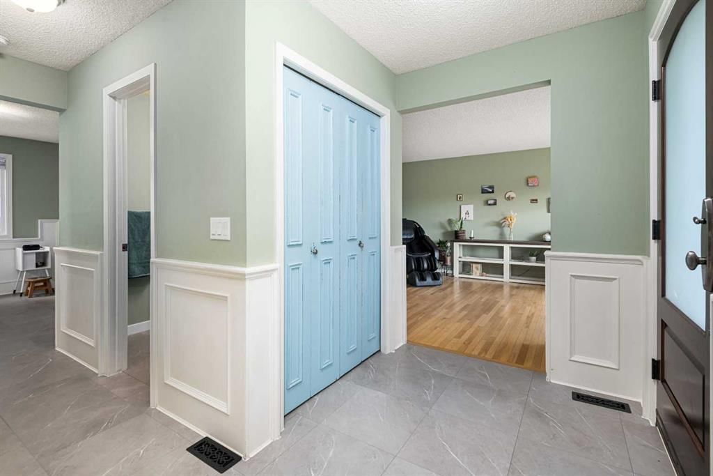 19 Deermoss Place SE, Calgary — photo 5 of 41