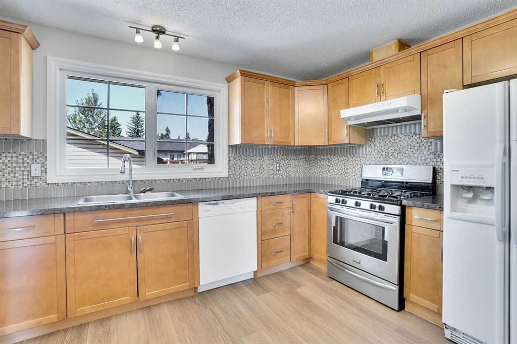 524 Whitehorn Way NE, Calgary — photo 4 of 49