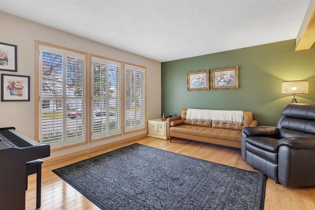 23 Millside Crescent SW, Calgary — photo 4 of 33