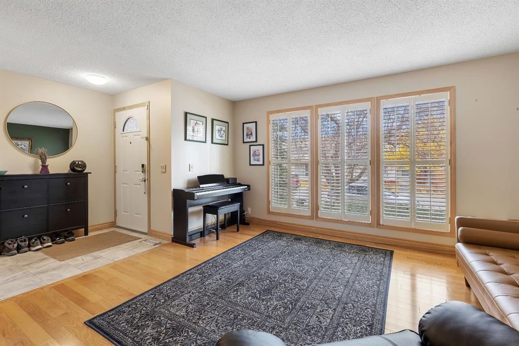 23 Millside Crescent SW, Calgary — photo 5 of 33
