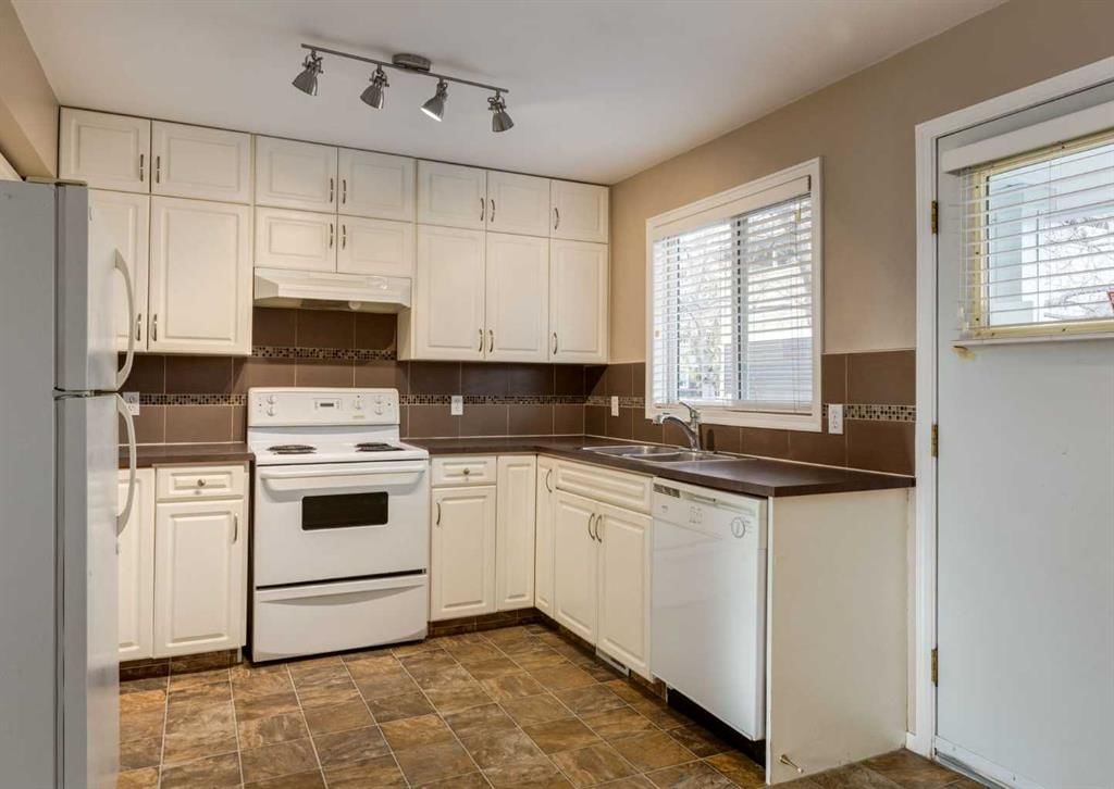 643 Regal Park NE, Calgary — photo 5 of 50