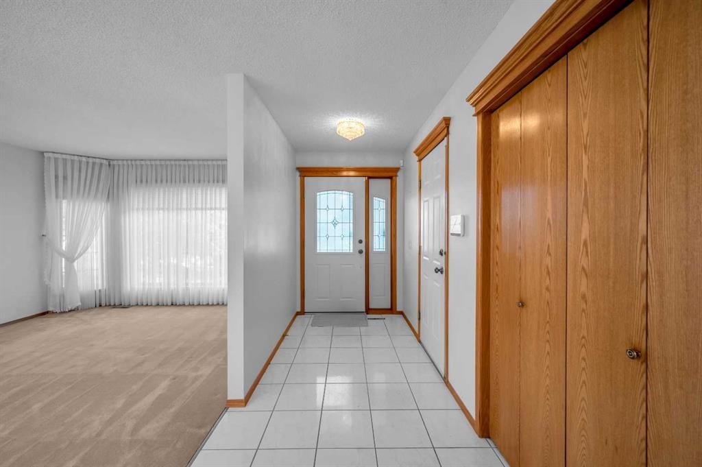 13895 Evergreen Street SW, Calgary — photo 4 of 50