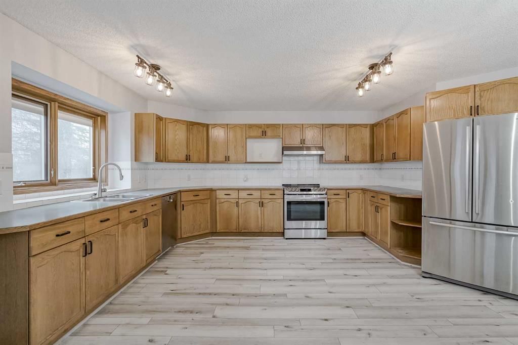 270 Douglas Glen Court SE, Calgary — photo 2 of 50
