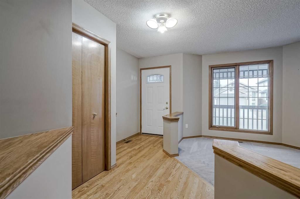 270 Douglas Glen Court SE, Calgary — photo 3 of 50