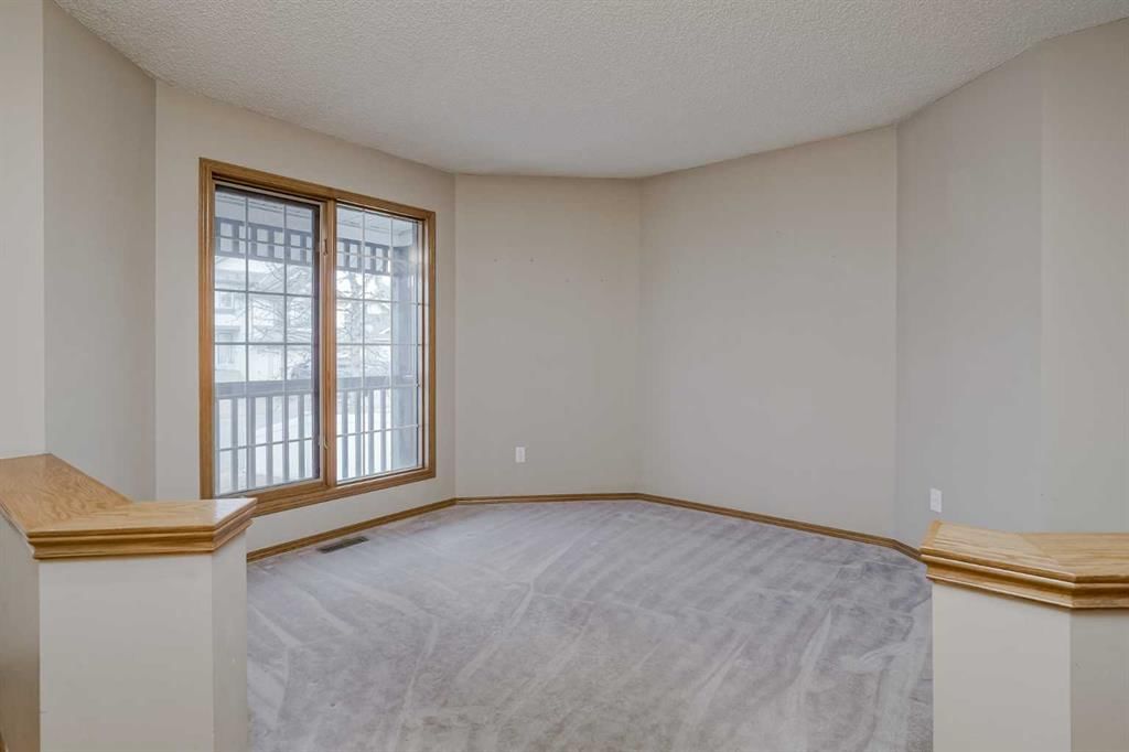 270 Douglas Glen Court SE, Calgary — photo 4 of 50