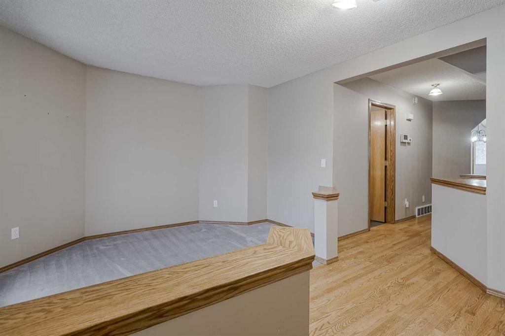 270 Douglas Glen Court SE, Calgary — photo 5 of 50