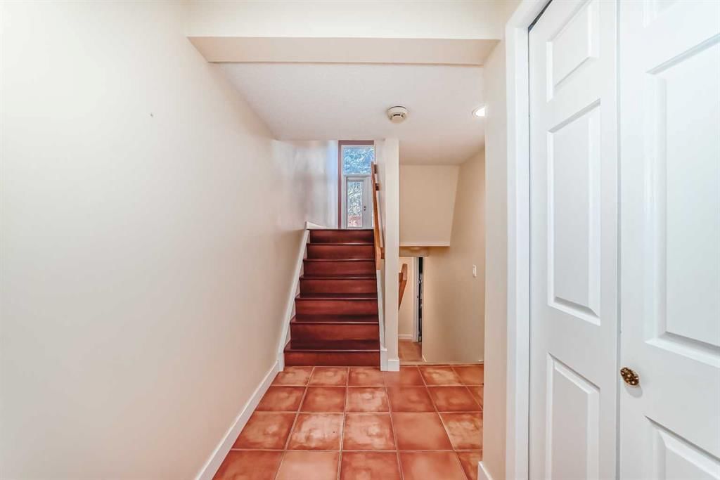 357 Point Mckay Gardens NW, Calgary — photo 5 of 37