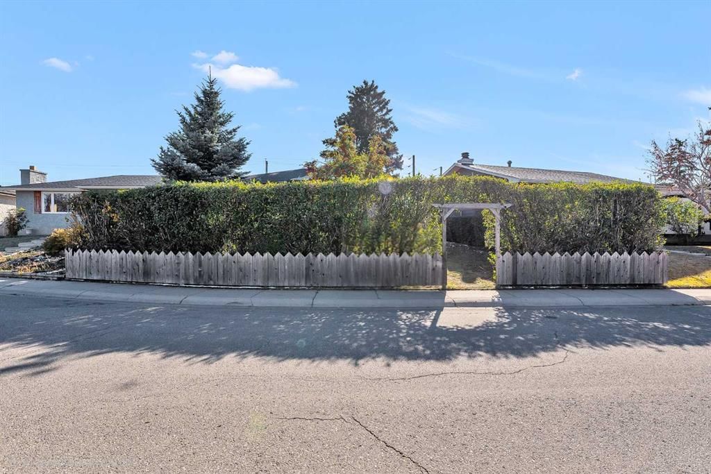 212 Dovercrest Place SE, Calgary — photo 3 of 29