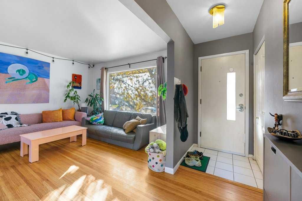 2340 54 Avenue SW, Calgary — photo 4 of 22