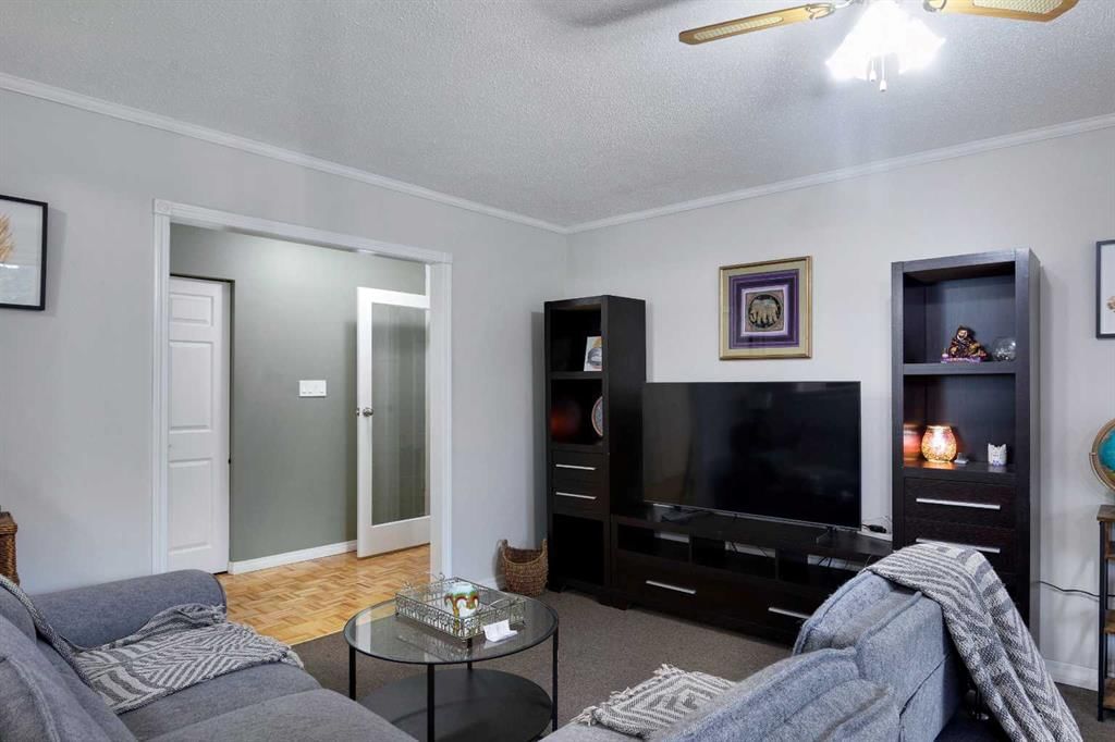 823 Cannell Road SW, Calgary — photo 5 of 39