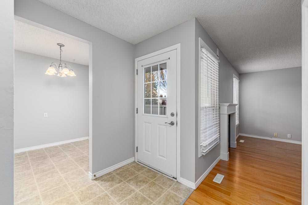 4, 3200 60 Street NE, Calgary — photo 5 of 22