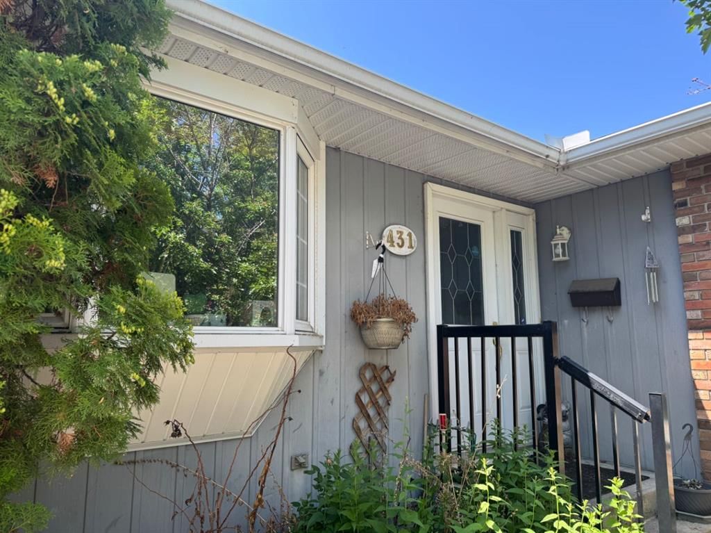 431 Queen Charlotte Drive SE, Calgary — main listing photo