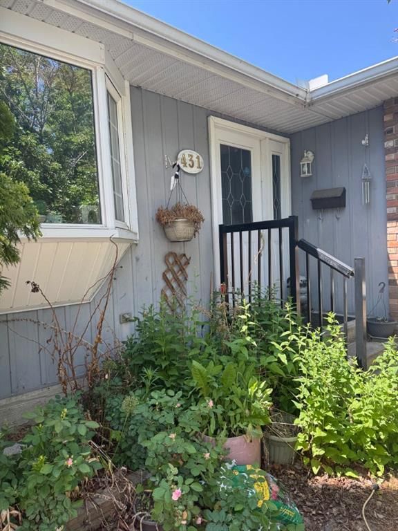 431 Queen Charlotte Drive SE, Calgary — photo 2 of 11