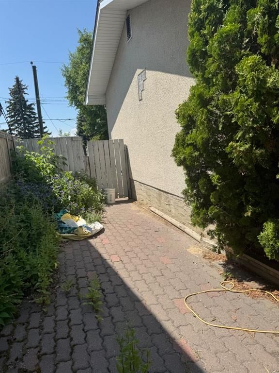431 Queen Charlotte Drive SE, Calgary — photo 3 of 11