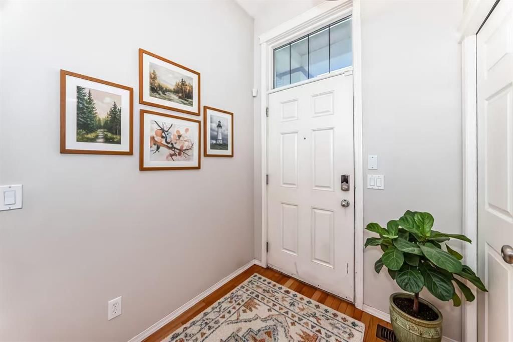 205 Panora Close NW, Calgary — photo 3 of 46