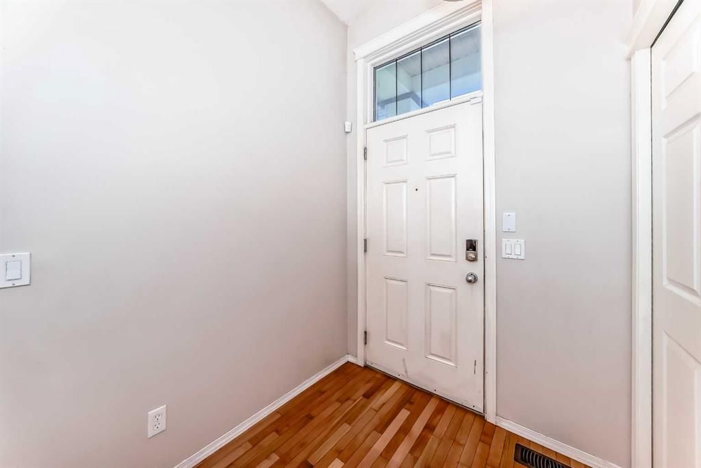205 Panora Close NW, Calgary — photo 4 of 46