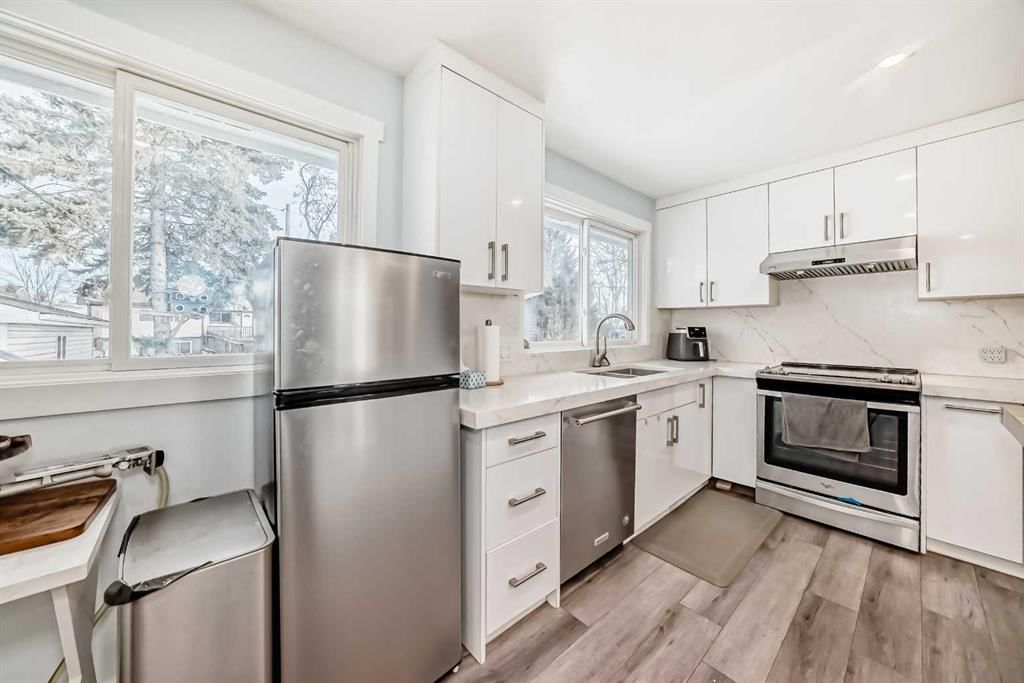 4416 Maryvale Drive NE, Calgary — photo 3 of 46