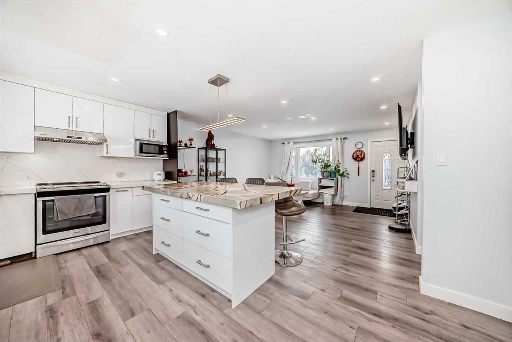 4416 Maryvale Drive NE, Calgary — photo 4 of 46
