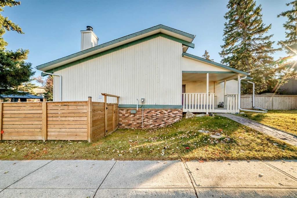 303 Coach Side Road SW, Calgary — photo 2 of 33
