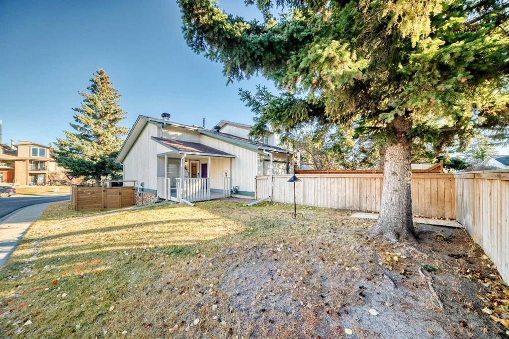 303 Coach Side Road SW, Calgary — photo 3 of 33