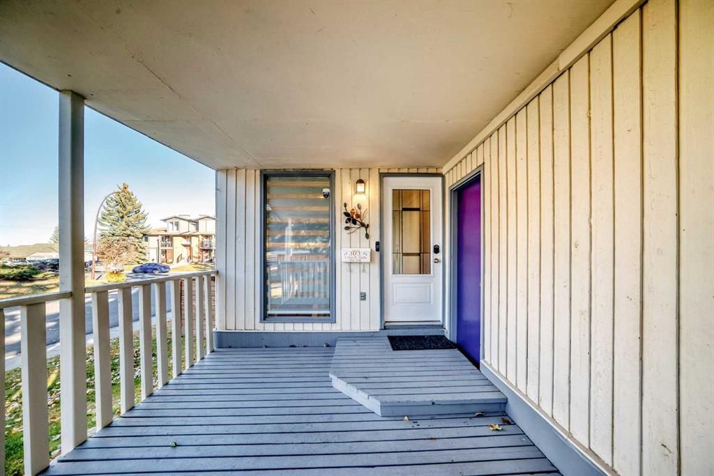 303 Coach Side Road SW, Calgary — photo 4 of 33