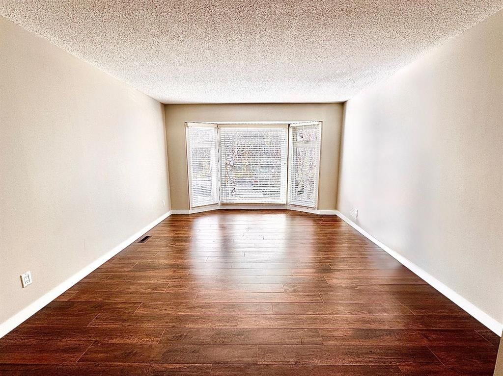 468 Cantrell Drive SW, Calgary — photo 5 of 21