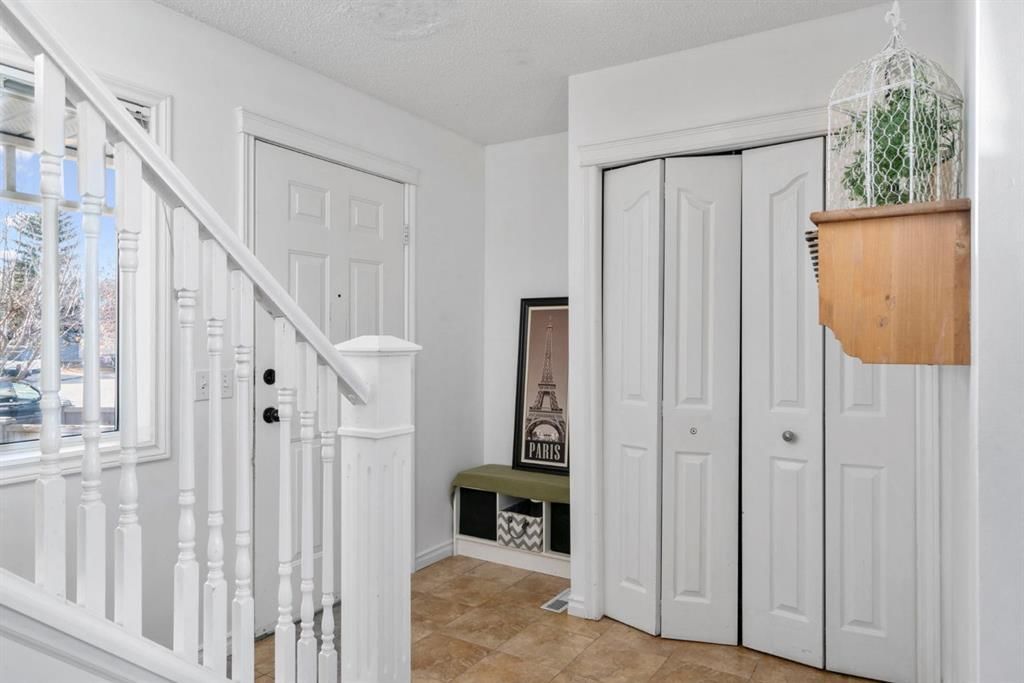 28 Hidden Park NW, Calgary — photo 2 of 47