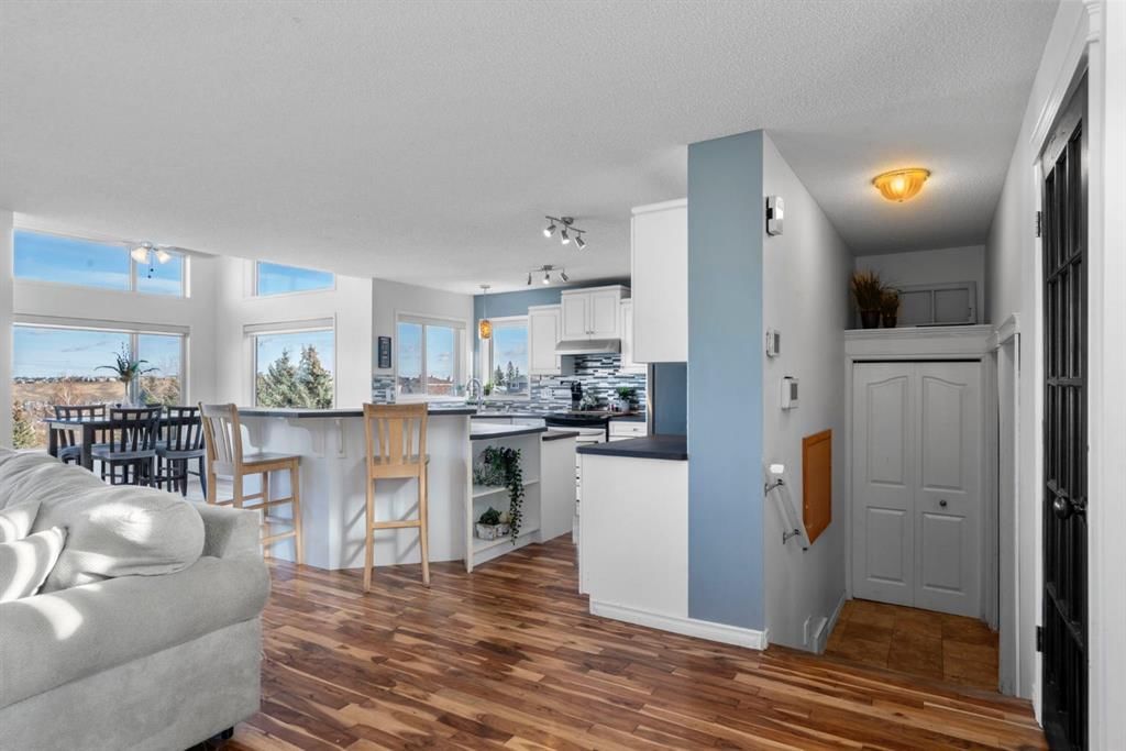28 Hidden Park NW, Calgary — photo 3 of 47