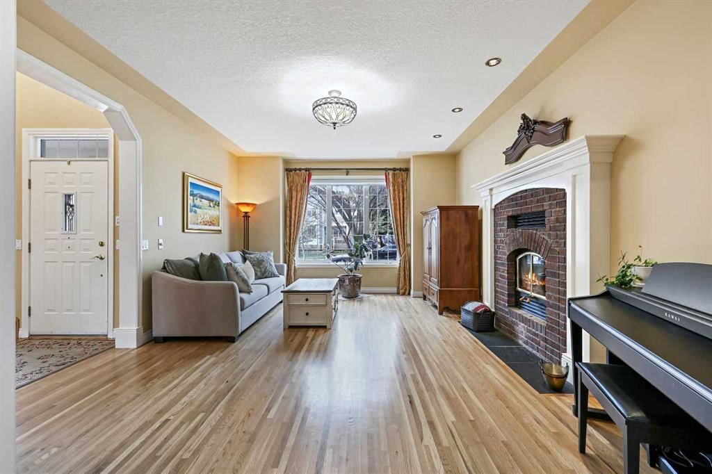 4068 Garrison Boulevard SW, Calgary — photo 3 of 38