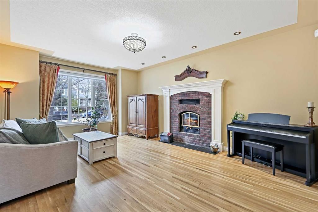 4068 Garrison Boulevard SW, Calgary — photo 4 of 38