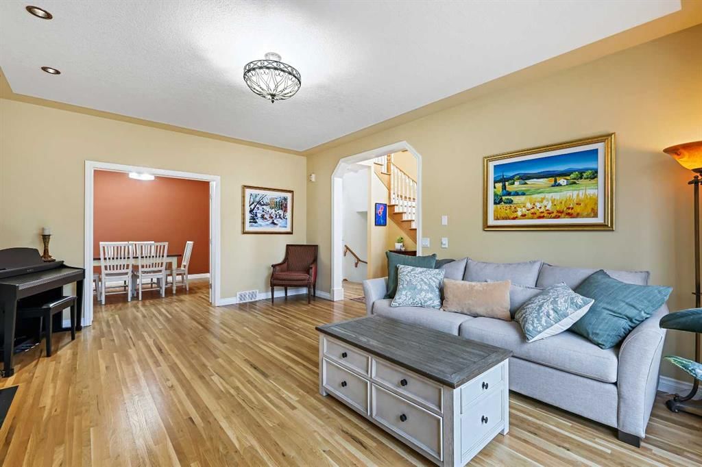 4068 Garrison Boulevard SW, Calgary — photo 5 of 38