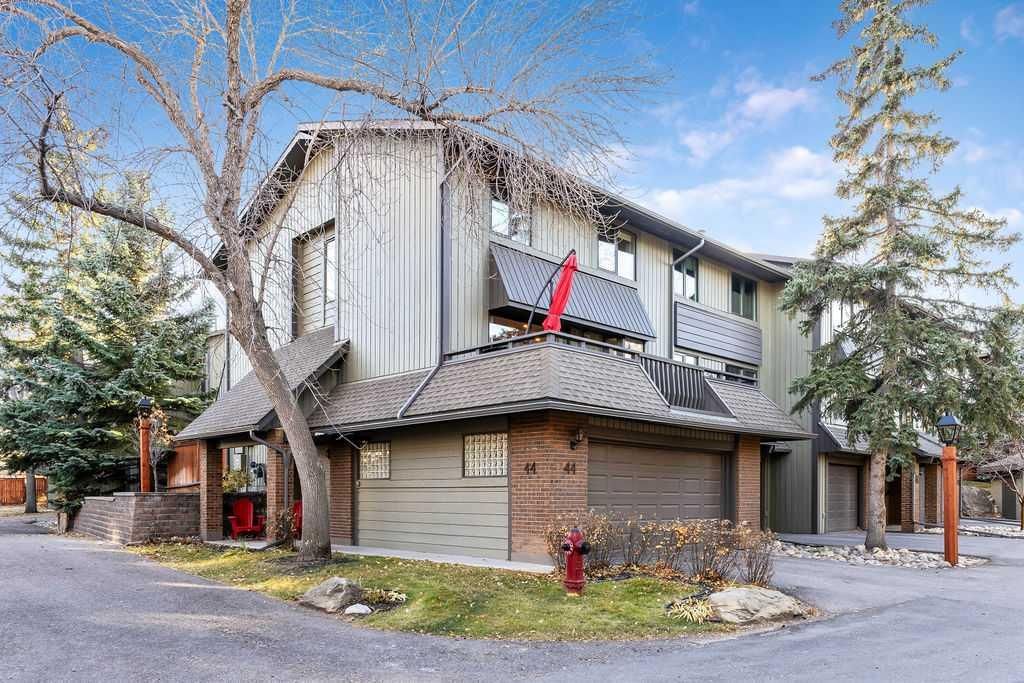 44, 10030 Oakmoor Way SW, Calgary — main listing photo