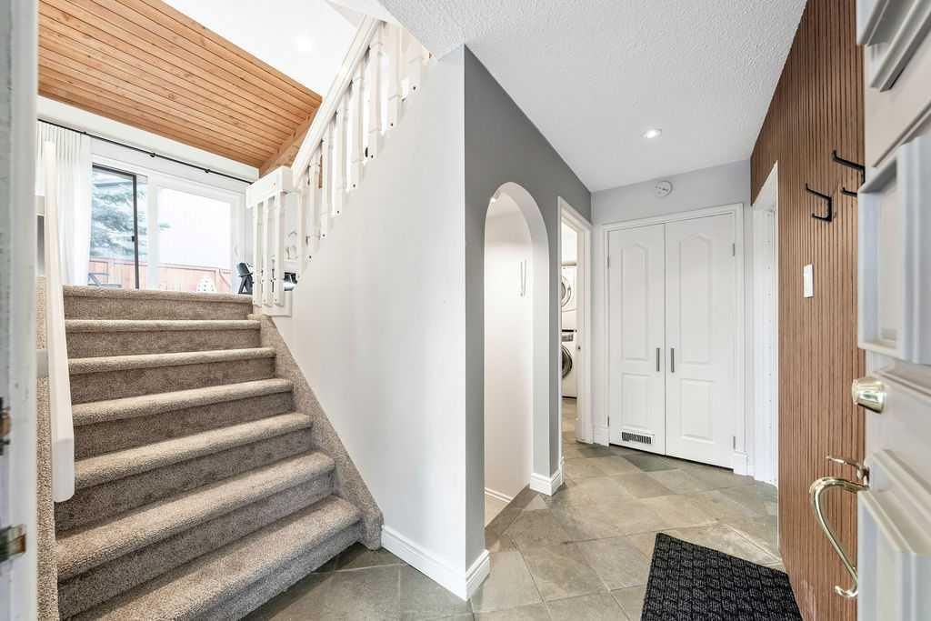 44, 10030 Oakmoor Way SW, Calgary — photo 4 of 47