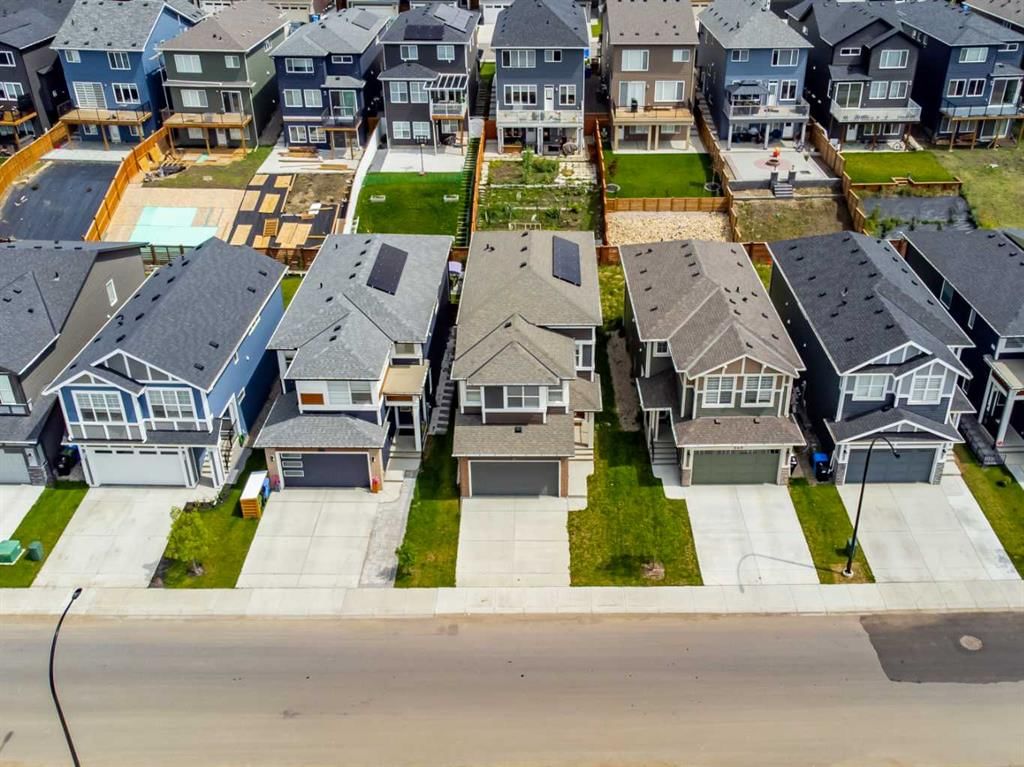 264 Lucas Way NW, Calgary — photo 2 of 34
