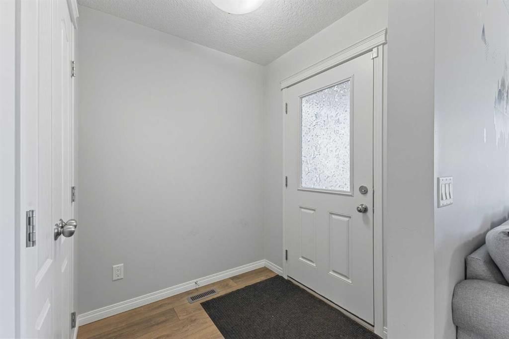 8 Copperpond Avenue SE, Calgary — photo 5 of 39