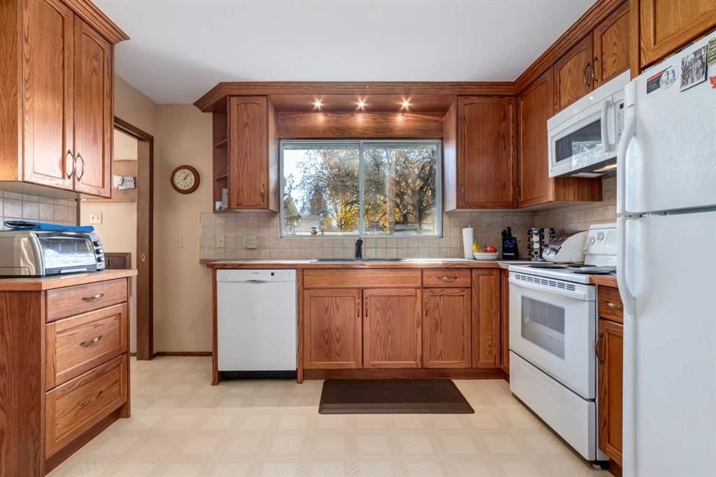 1623 111 Avenue SW, Calgary — photo 4 of 34