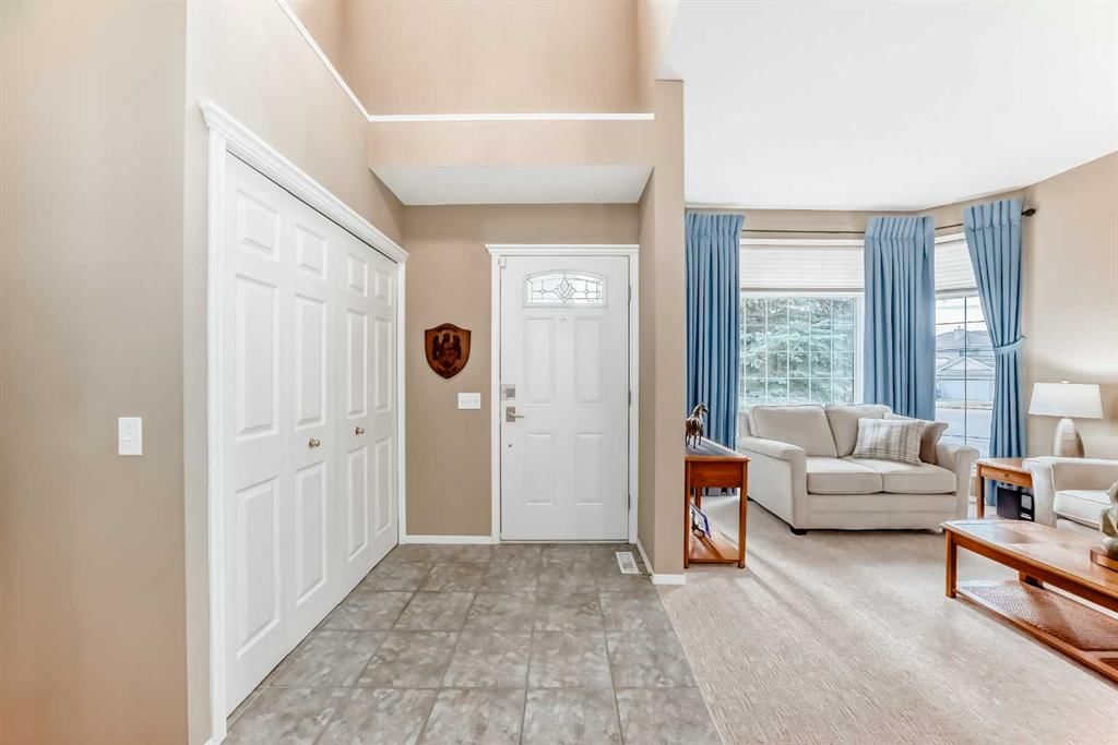 6 Mt Yamnuska Court SE, Calgary — photo 4 of 48