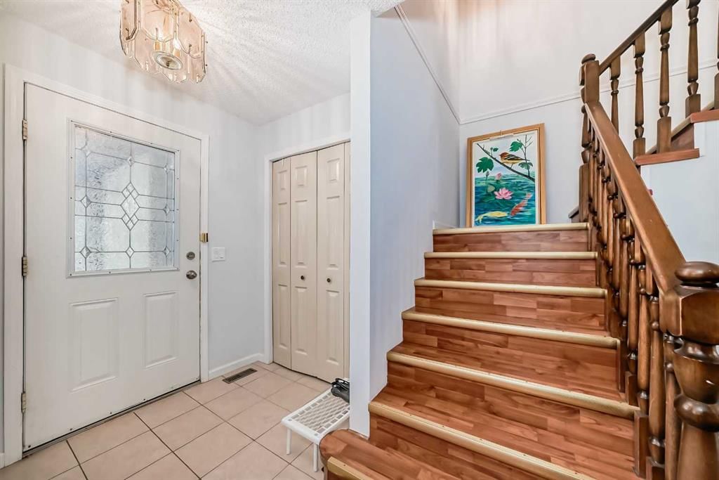7 Hawksley Crescent NW, Calgary — photo 4 of 22