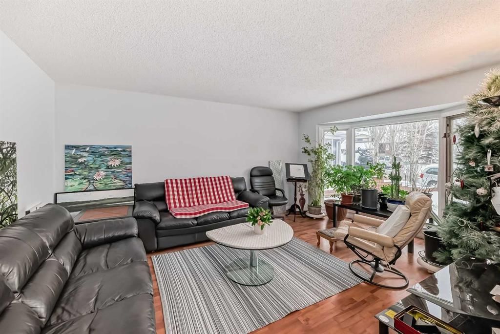 7 Hawksley Crescent NW, Calgary — photo 5 of 22