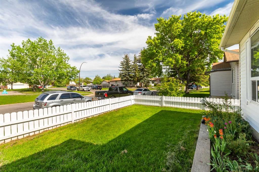 99 Abingdon Crescent NE, Calgary — photo 3 of 43