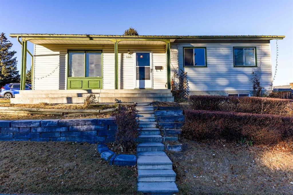 204 Norfolk Road NW, Calgary — photo 3 of 37