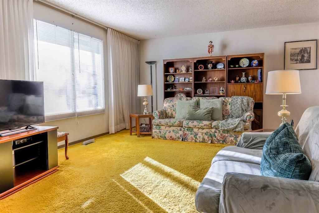 204 Norfolk Road NW, Calgary — photo 5 of 37