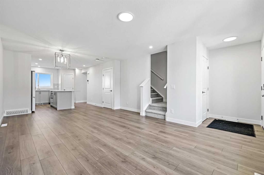 19834 45 Street SE, Calgary — photo 4 of 15
