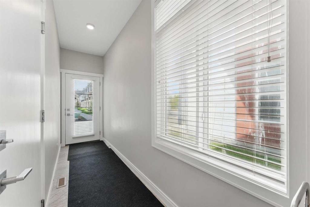 815 85 Street SW, Calgary — photo 4 of 39
