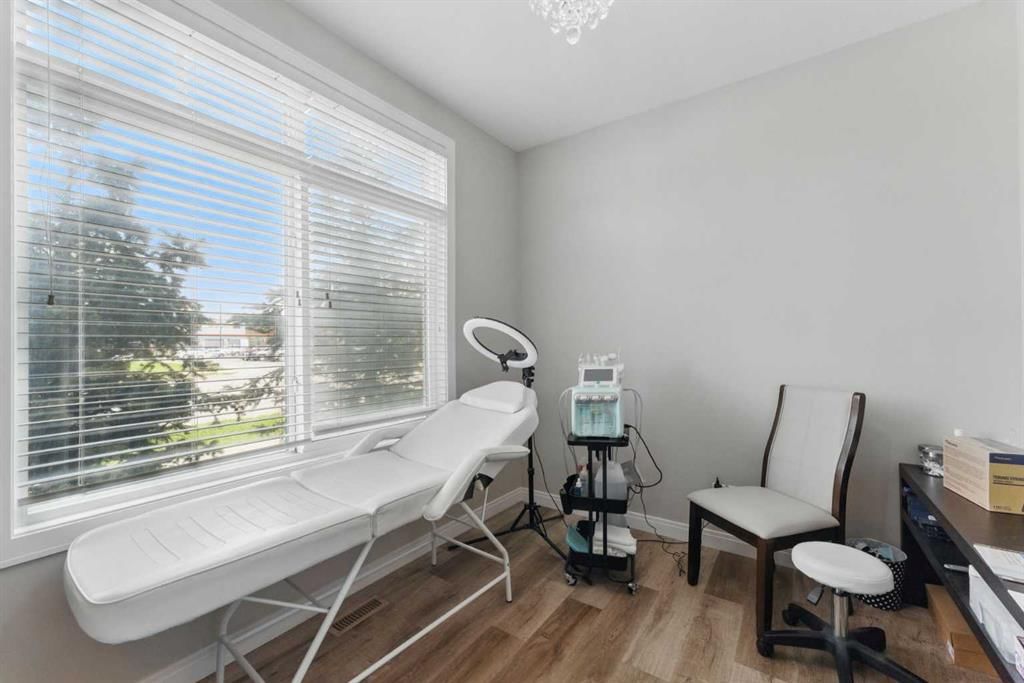 815 85 Street SW, Calgary — photo 5 of 39